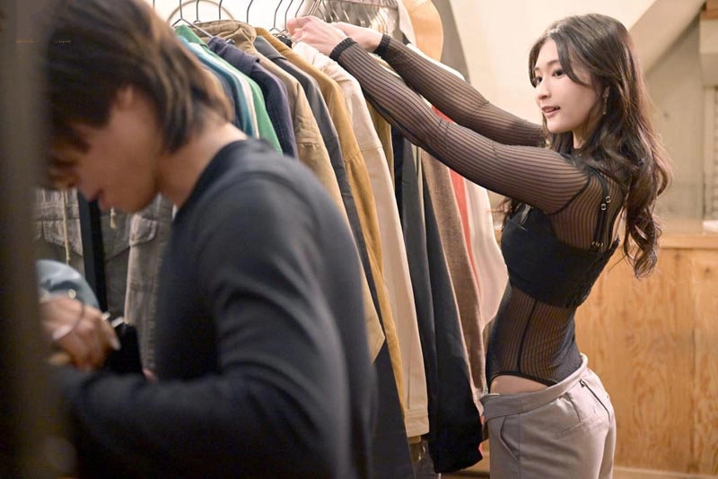 phim sex teen mới lớn Cô nhân viên bán quần áo dụ khách làm tình tại cửa hàng